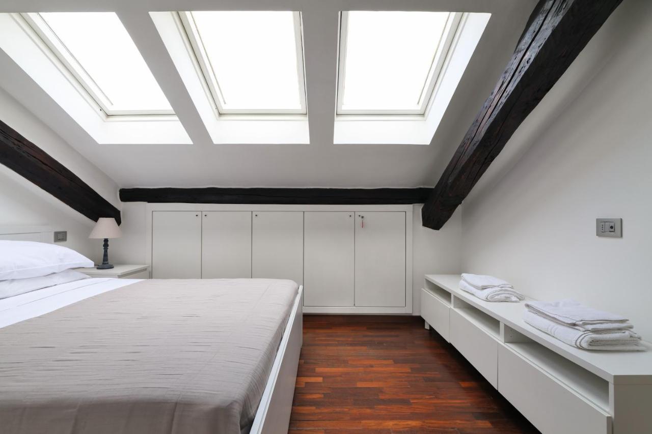 Elegant P.Venezia Attic Apartment มิลาน ภายนอก รูปภาพ